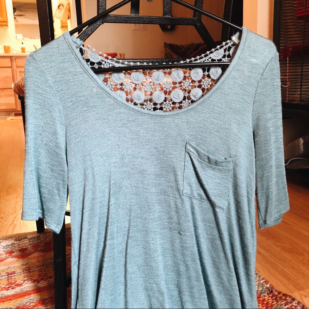 adorable, lace-back top! 💙